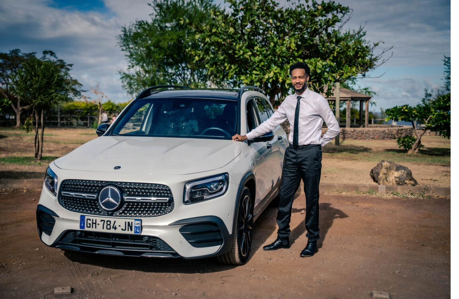 Chauffeur VTCAF en tenue professionnelle devant un Mercedes GLB blanc à La Réunion